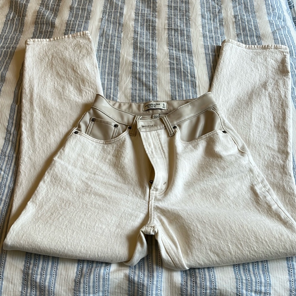 Women’s Abercrombie white jeans size 27 curve love